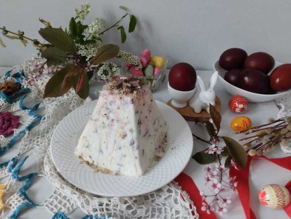 Пасха со сгущенным молоком и сушеной земляникой