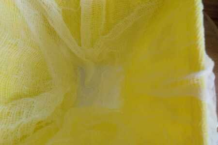 Пасха со сгущенным молоком и сушеной земляникой