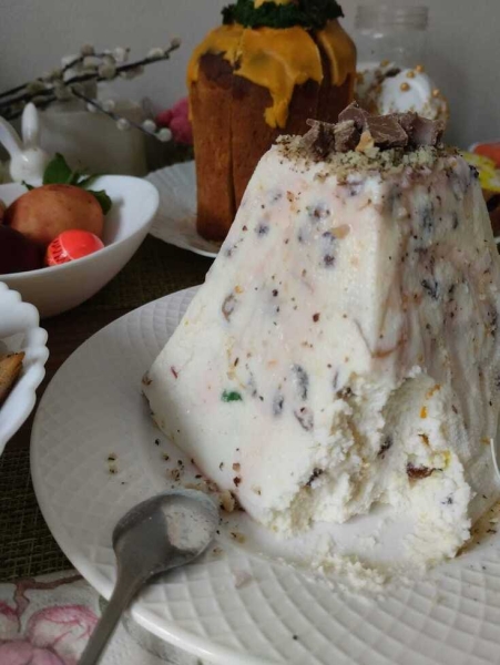 Пасха со сгущенным молоком и сушеной земляникой