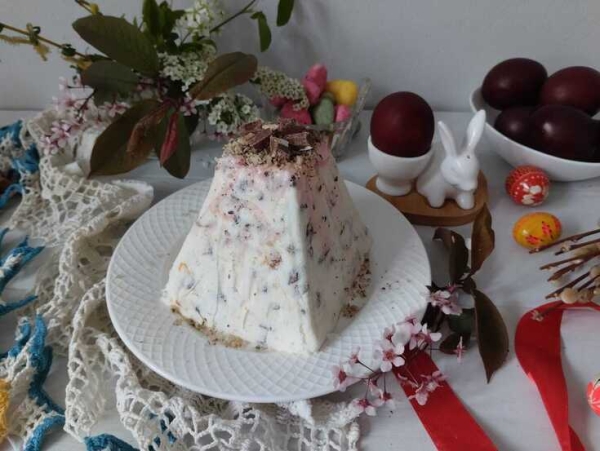 Пасха со сгущенным молоком и сушеной земляникой