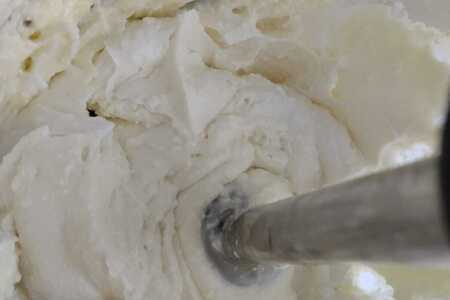 Пасха со сгущенным молоком и сушеной земляникой