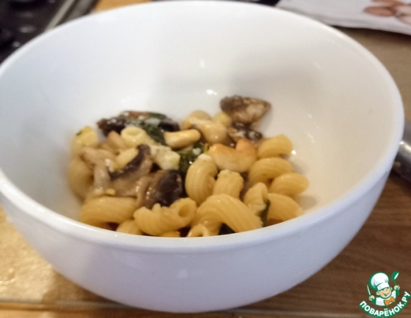 Паста с грибами, шпинатом и кешью Паста с грибами, шпинатом и кешью