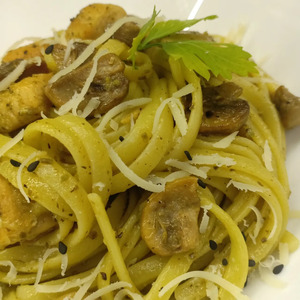 Паста с курицей, грибами и песто