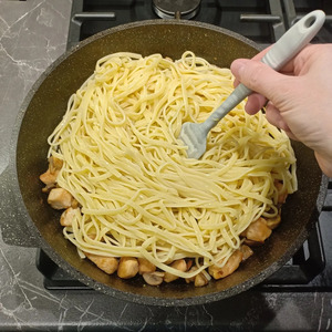 Паста с курицей, грибами и песто