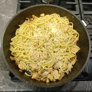 Паста с курицей, грибами и песто