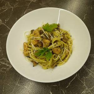 Паста с курицей, грибами и песто