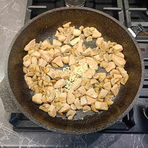 Паста с курицей, грибами и песто