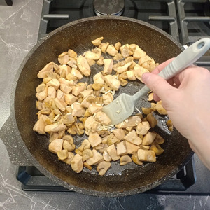 Паста с курицей, грибами и песто
