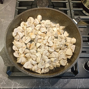 Паста с курицей, грибами и песто