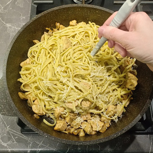 Паста с курицей, грибами и песто