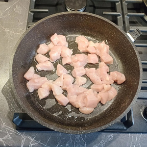 Паста с курицей, грибами и песто