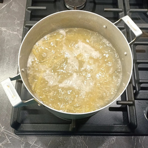 Паста с курицей, грибами и песто