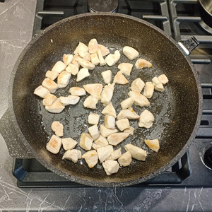 Паста с курицей, грибами и песто