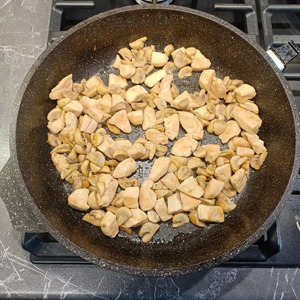 Паста с курицей, грибами и песто