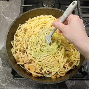 Паста с курицей, грибами и песто