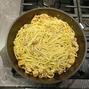 Паста с курицей, грибами и песто