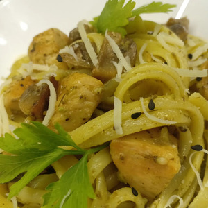 Паста с курицей, грибами и песто