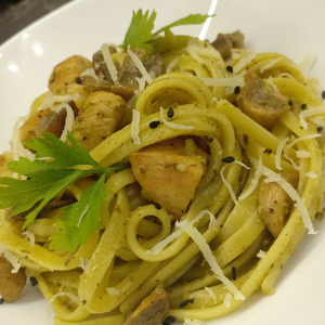 Паста с курицей, грибами и песто