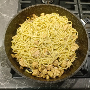Паста с курицей, грибами и песто