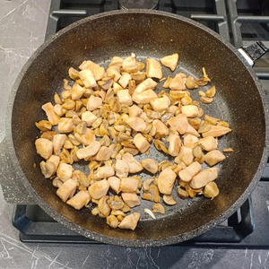 Паста с курицей, грибами и песто