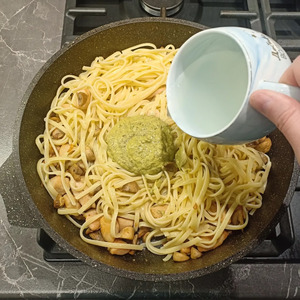 Паста с курицей, грибами и песто