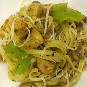 Паста с курицей, грибами и песто