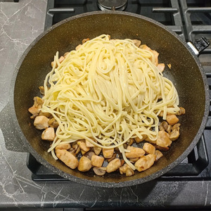Паста с курицей, грибами и песто
