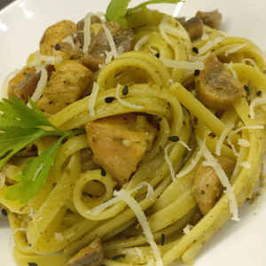 Паста с курицей, грибами и песто