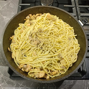 Паста с курицей, грибами и песто