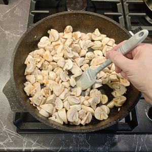 Паста с курицей, грибами и песто