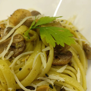Паста с курицей, грибами и песто