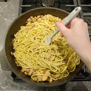 Паста с курицей, грибами и песто