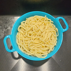 Паста с курицей, грибами и песто
