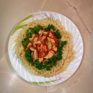 Паста с курицей под чесночно-томатным соусом Паста с курицей под чесночно-томатным соусом