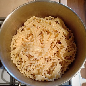 Паста с курицей под чесночно-томатным соусом Паста с курицей под чесночно-томатным соусом