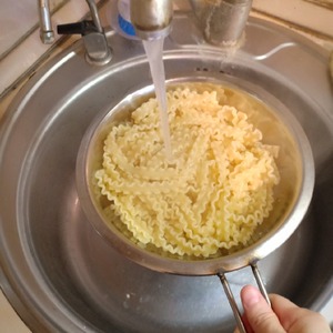 Паста с курицей под чесночно-томатным соусом Паста с курицей под чесночно-томатным соусом