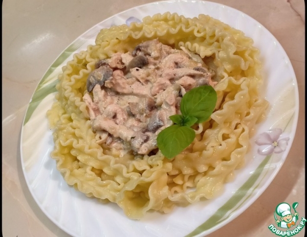Паста с куриным филе и шампиньонами Паста с куриным филе и шампиньонами