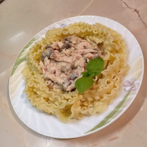 Паста с куриным филе и шампиньонами Паста с куриным филе и шампиньонами