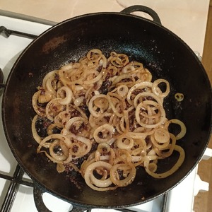 Печень говяжья с луком Печень говяжья с луком