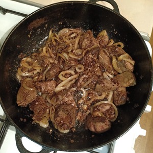 Печень говяжья с луком Печень говяжья с луком