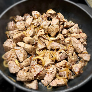 Печень говяжья. Жареная с луком