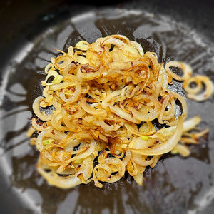 Печень говяжья. Жареная с луком