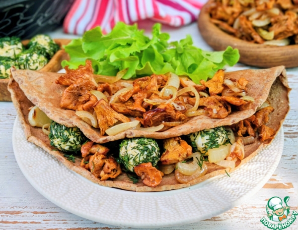 Печёночные блины с лисичками и сыром