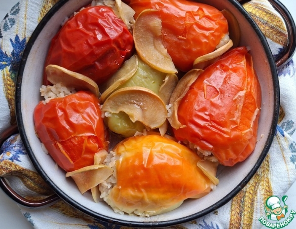 Перец, фаршированный индейкой, яблоками и рисом Перец, фаршированный индейкой, яблоками и рисом