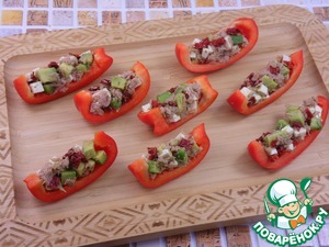 Перец фаршированный тунцом и авокадо Перец фаршированный тунцом и авокадо