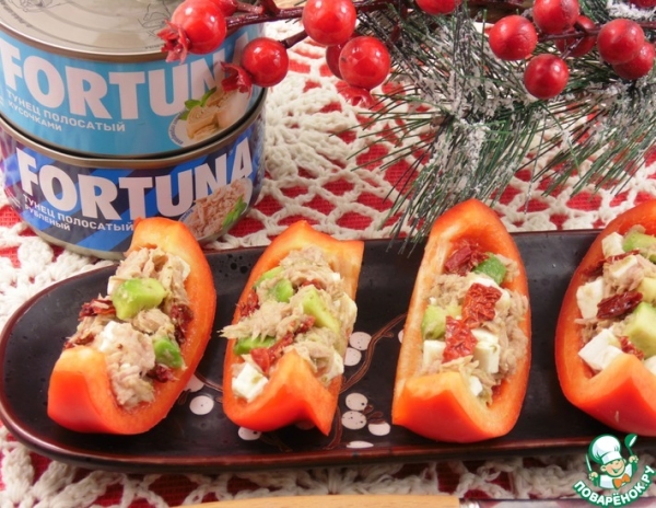 Перец фаршированный тунцом и авокадо Перец фаршированный тунцом и авокадо