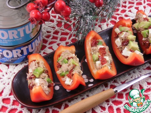 Перец фаршированный тунцом и авокадо Перец фаршированный тунцом и авокадо