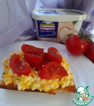 Перекус с сырным скрэмблом