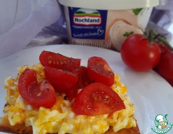 Перекус с сырным скрэмблом