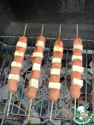 Пикантные шашлычки из сосисок и сыра Пикантные шашлычки из сосисок и сыра